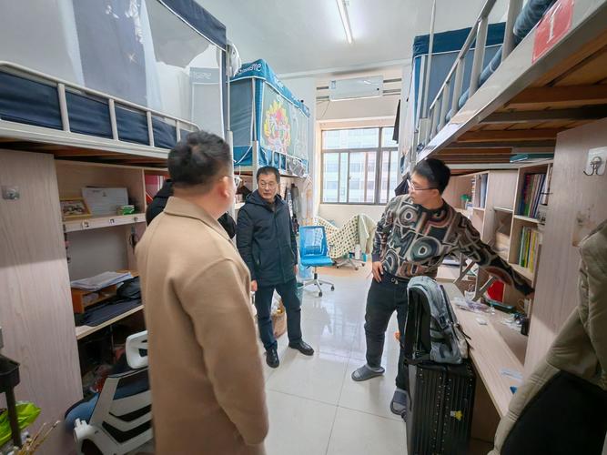 信息与网络工程学院党政领导深入学生宿舍开展走访慰问活动